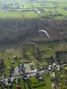 Het dorp Marais - Vernier zagen een paraglider wing