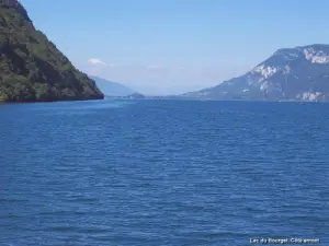 lado de aguas arriba del lago desde el viaje en barco (© Jean Espirat)