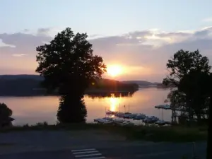 El sol se pone sobre el lago de Vassivière