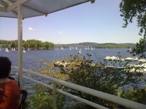 vista para o lago e vestindo Auphelle