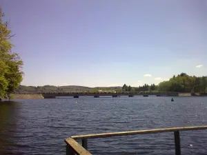 El tren turístico en el puente que conecta la isla