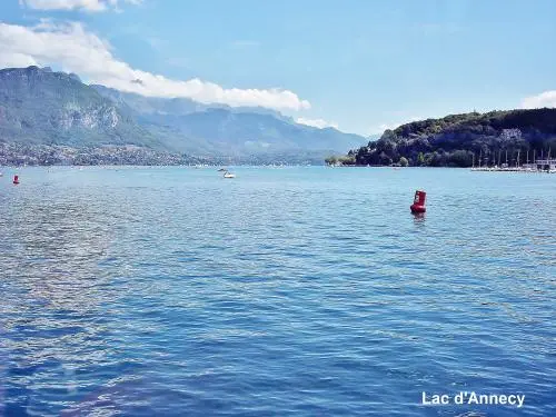 The lake seen from the boat trip (© Jean Espirat)