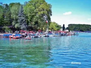 Annecy seen from the lake (© Jean Espirat)
