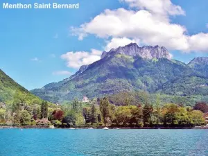 Menthon-Saint-Bernard saw the lake (© Jean Espirat)