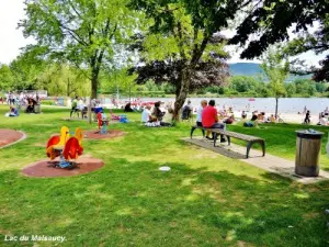 Games for children, benches sit in the shade ( © Jean Espirat )