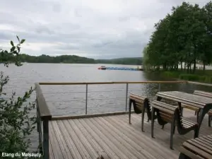 Free access to the terrace overlooking the lake ( © Jean Espirat ) Access