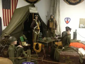 Die Sammlung des Normandy Tank Museum enthält auch einige Flugzeuge der US Army Air Force oder der US Navy, alle renoviert und in perfektem Flugzustand, was eine Luftentwicklung auf dem A10 Airfield Feld ermöglicht.