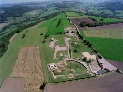 Luchtfoto van de site van Alesia (© D. Fouilloux - MRW Zeppeline Bourgondië)