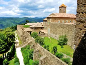 Chartreuse de la Verne - West wall-wall and church steeple (© J.E)