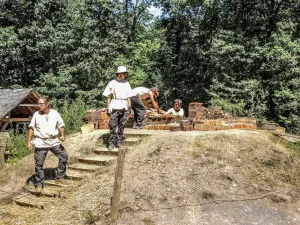 Verwijdering van tegels en bakstenen uit de oven (© JE)