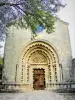 Façade, portail et tympan de l'église Notre-Dame de Ganagobie (© J.E)