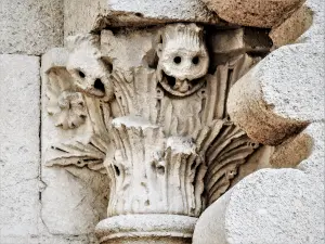 Sculpture d'un pilier du portail de l'église (© J.E)