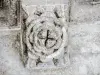 Sculpture dans la galerie du cloître (© J.E)