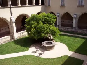 Premier cloître (© Jean Espirat)