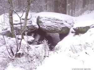 Cave of the druids under the snow (© J.E)