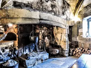 The hearth in the kitchen of the monks (© J.E)