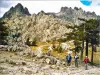 Randonnée devant les aiguilles de Bavella (© Jean Espirat)