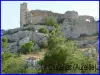 Los Castellas con vistas al pueblo de Aureille