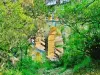 Le monument apparaît entre les arbres (© Jean Espirat)