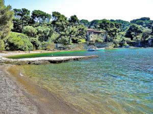 Le port du Niel et sa plage minuscule (© J.E)