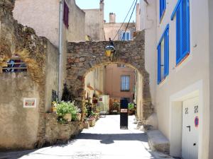 Ancienne porte d'entrée dans le village ancien de Giens (© J.E)
