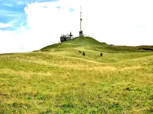 Esplanade und letzter Gipfel des Puy-de-Dôme (© J. E)