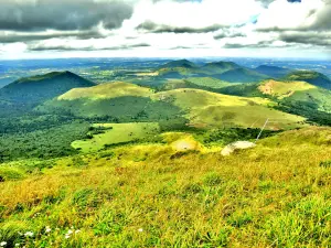 Panorama nördlich von der Spitze des Puy-de-Dôme (© J. E)