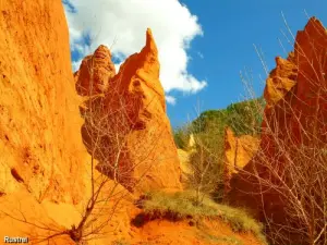 Rustrel - Hintergrund der Red Canyon ( © Jean Espirat )