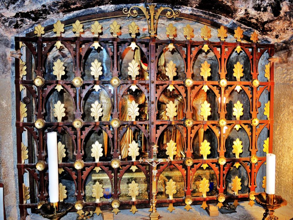 The Saint-Maximin-la-Sainte-Baume basilica - Grid carved in the crypt of the cathedral (© JE)