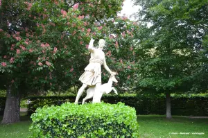 .
Garten und Statue.