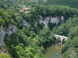 Schluchten des Aveyron - Blick auf das Gesims: Weiler Brousses