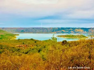 Panorama auf den See von Sainte-Croix (© Jean Espirat)