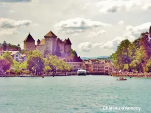 Annecy Schloss gesehen vom See (© Jean Espirat)