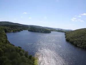 Die Fußgängerbrücke weniger als 1 km von unbefestigter Insel