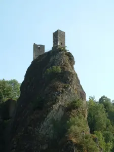 As duas torres de Peyrusse, vistas do vale