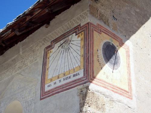 Die Sonnenuhren im Departement Hautes-Alpes - Sonnenuhr an der Kirche Molines-en-Queyras (© JE)