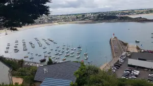 Dal lago blu, vista del porto di Erquy e della spiaggia del Centro