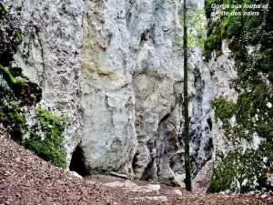 Ferrette - caverna de anões na garganta com Lobos (© J.E.)