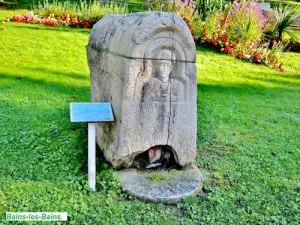 Bains-les-Bains - römische Stele im Kurpark (© J.E)