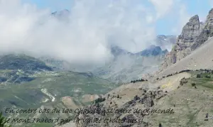 Apenas detrás del lago, sumérgete en el valle estrecha y el acceso al Monte Tabor