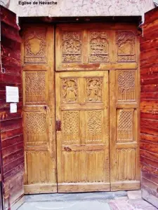 Puerta tallada de la Iglesia de Névache (© Jean Espirat)