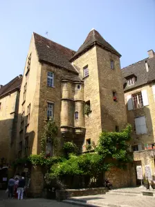 Sarlat bello, uno dei suoi palazzi