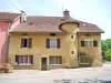Scey-sur-Saône - Maison avec tourelle (© Jean Espirat)